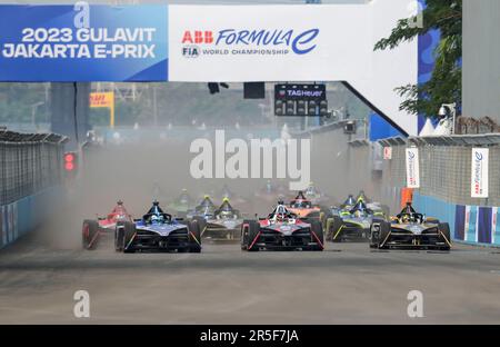 Jakarta, Indonesien. 3. Juni 2023. Die Rennfahrer treten beim ABB Formel-E-Championship JAKARTA E-Prix-Rennen am 3. Juni 2023 in Jakarta, Indonesien, gegeneinander an. Kredit: Zulkarnain/Xinhua/Alamy Live News Stockfoto