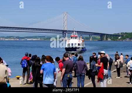 South Queensferry, Schottland, Großbritannien. 3. Juni 2023. South Queensferry ist ein wahres Freizeitangebot, bei dem Besucher das sonnige Wetter genießen und an verschiedenen Wassersportaktivitäten und Bootsausflügen teilnehmen können. Bootstour „Maid of the Forth“ mit Passagieren am Hawes Pier, die auf eine Fahrt um die Flussmündung und Brücken warten. Kredit: Craig Brown/Alamy Live News Stockfoto