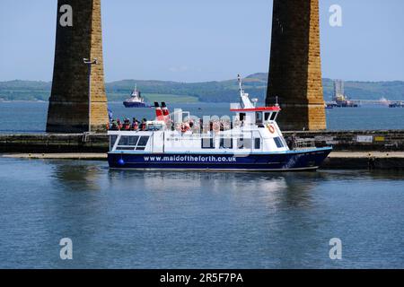 South Queensferry, Schottland, Großbritannien. 3. Juni 2023. South Queensferry ist ein wahres Freizeitangebot, bei dem Besucher das sonnige Wetter genießen und an verschiedenen Wassersportaktivitäten und Bootsausflügen teilnehmen können. Bootstour mit dem Dienstmädchen der Forth mit Passagieren an Bord, die kurz davor stehen, eine Reise um die Mündung und Brücken zu Unternehmen. Kredit: Craig Brown/Alamy Live News Stockfoto