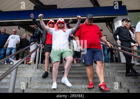 London, Großbritannien. 3. Juni 2023 Die Fans von Manchester United verlassen die U-Bahn-Station Wembley Park und fahren zum FA Cup Final zwischen Manchester City und Manchester United im Wembley Stadium. Aus Gründen der Sicherheit der Menschenmenge wurde in diesem Gebiet ein Alkoholverbot verhängt. Kredit: Stephen Chung / Alamy Live News Stockfoto