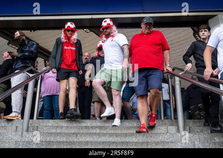 London, Großbritannien. 3. Juni 2023 Die Fans von Manchester United verlassen die U-Bahn-Station Wembley Park und fahren zum FA Cup Final zwischen Manchester City und Manchester United im Wembley Stadium. Aus Gründen der Sicherheit der Menschenmenge wurde in diesem Gebiet ein Alkoholverbot verhängt. Kredit: Stephen Chung / Alamy Live News Stockfoto