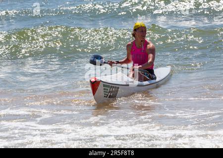 Branksome Chine, Poole, Dorset, Großbritannien. 3. Juni 2023 Das Surf Life Saving GB GBR Beach Trial Weekend findet am Branksome Chine Beach statt, dem ersten Tag der zweitägigen Veranstaltung für Athleten, die eine GBR-Auswahl suchen. Teilnehmer aus dem ganzen Land machen Relays, Strandläufe, Strandflaggen, Surfskier und Surfrennen. Rettungsschwimmer spielen mit ihren Lebensrettungs- und Rettungsfähigkeiten eine wichtige Rolle am Meer und an der Küste. Kredit: Carolyn Jenkins/Alamy Live News Stockfoto