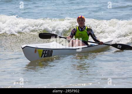 Branksome Chine, Poole, Dorset, Großbritannien. 3. Juni 2023 Das Surf Life Saving GB GBR Beach Trial Weekend findet am Branksome Chine Beach statt, dem ersten Tag der zweitägigen Veranstaltung für Athleten, die eine GBR-Auswahl suchen. Teilnehmer aus dem ganzen Land machen Relays, Strandläufe, Strandflaggen, Surfskier und Surfrennen. Rettungsschwimmer spielen mit ihren Lebensrettungs- und Rettungsfähigkeiten eine wichtige Rolle am Meer und an der Küste. Kredit: Carolyn Jenkins/Alamy Live News Stockfoto