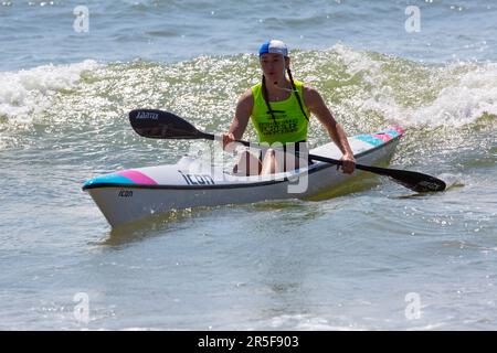 Branksome Chine, Poole, Dorset, Großbritannien. 3. Juni 2023 Das Surf Life Saving GB GBR Beach Trial Weekend findet am Branksome Chine Beach statt, dem ersten Tag der zweitägigen Veranstaltung für Athleten, die eine GBR-Auswahl suchen. Teilnehmer aus dem ganzen Land machen Relays, Strandläufe, Strandflaggen, Surfskier und Surfrennen. Rettungsschwimmer spielen mit ihren Lebensrettungs- und Rettungsfähigkeiten eine wichtige Rolle am Meer und an der Küste. Kredit: Carolyn Jenkins/Alamy Live News Stockfoto