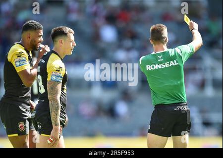 Newcastle, England - 3. Juni 2023 - Deon Cross (28) von Salford Red Devils erhält gelbe Karte. Rugby League Magic Weekend, Salford Red Devils gegen Hull Kingston Rovers im St James Park, Newcastle, Großbritannien Stockfoto