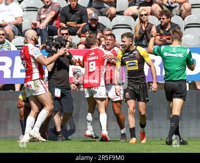 St James Park, Newcastle, Großbritannien. 3. Juni 2023. Betfred Super League Magic Weekend Rugby League, Salford Red Devils gegen Hull KR; Ryan Hall von Hull KR feiert seinen Versuch in der 65. Minute, mit Matt Parcell Credit: Action Plus Sports/Alamy Live News 14-16 Punkte zu erzielen Stockfoto