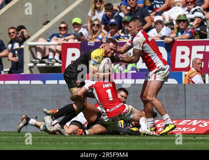 St James Park, Newcastle, Großbritannien. 3. Juni 2023. Betfred Super League Magic Weekend Rugby League, Salford Red Devils gegen Hull KR; Salford Red Devils Joe Burgess wird von Hull KR's Lachlan Coote und Shaun Kenny-Dowall Credit: Action Plus Sports/Alamy Live News angegriffen Stockfoto