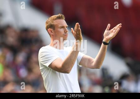 Eindhoven, Niederlande. 03. Juni 2023. Fußball, Frauen: Champions League, FC Barcelona - VfL Wolfsburg, Knockout-Runde, Finale, Philips Stadium. Wolfsburger Trainer Tommy Stroot applaudiert seinem Team. Kredit: Swen Pförtner/dpa/Alamy Live News Stockfoto