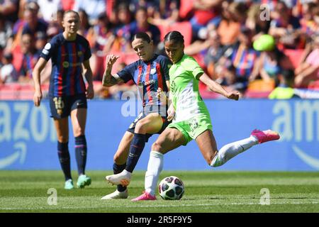 Eindhoven, Niederlande. 03. Juni 2023. Fußball, Frauen: Champions League, FC Barcelona - VfL Wolfsburg, Knockout-Runde, Finale, Philips Stadium. Barcelonas MAPI Leon (l) und Wolfsburgs Sveindis Jonsdottir kämpfen um den Ball. Kredit: Swen Pförtner/dpa/Alamy Live News Stockfoto