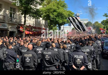 Berlin, Deutschland. 03. Juni 2023. Fußball: DFB Cup, RB Leipzig - Eintracht Frankfurt, Finale, Olympiastadion. Während eines marschs von Eintracht-Frankfurter Fans bleiben Polizeibeamte in der Nähe der Fans am Theodor-Heuss-Platz in Berlin. Kredit: David Langenbein/dpa/Alamy Live News Stockfoto