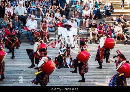 Kinder aus Japan - Ensemble Kiho - traditionelle Tanz- und Trommelshow in Warschau, Polen. Stockfoto