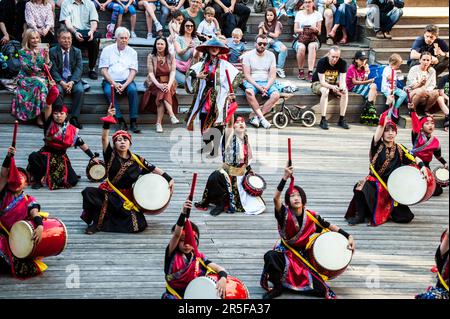 Kinder aus Japan - Ensemble Kiho - traditionelle Tanz- und Trommelshow in Warschau, Polen. Stockfoto