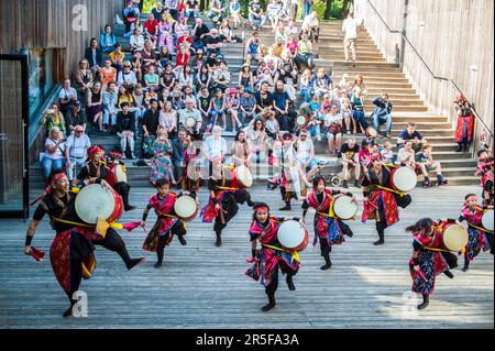 Kinder aus Japan - Ensemble Kiho - traditionelle Tanz- und Trommelshow in Warschau, Polen. Stockfoto