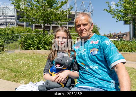 Newcastle upon Tyne, Großbritannien. 3. Juni 2023 Fans der Rugby League finden am Betfred Super League Magic Weekend in der Stadt statt, mit Spielen im Stadion St. James' Park. Leeds-Rhinos-Anhänger. Kredit: Hazel Plater/Alamy Live News Stockfoto