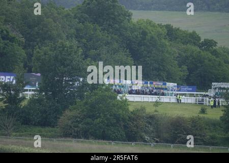 Epsom, Surrey, Großbritannien. 3. Juni 2023. Szenen am Derby Day, während des Betfred Derby Festivals, hier: Das Feld springt aus den Verkaufsständen zu Beginn des Betfred Derby Credit: Motofoto/Alamy Live News Stockfoto