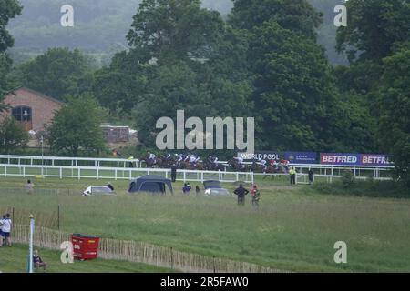 Epsom, Surrey, Großbritannien. 3. Juni 2023. Szenen am Derby Day, während des Betfred Derby Festivals, hier: Das Feld beginnt den Aufstieg bergauf nach einer Furche des Betfred Derby Credit: Motofoto/Alamy Live News Stockfoto