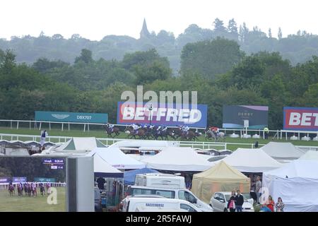Epsom, Surrey, Großbritannien. 3. Juni 2023. Szenen am Derby Day, während des Betfred Derby Festivals, hier: Das Feld beginnt den Aufstieg bergauf nach einer Furche des Betfred Derby Credit: Motofoto/Alamy Live News Stockfoto