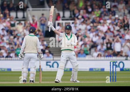 Der irische Mark Adair (rechts) erkennt den Applaus an, nachdem er am dritten Tag des ersten LV= Insurance Test Match bei Lord's, London, sein halbes Jahrhundert erreicht hat. Foto: Samstag, 3. Juni 2023. Stockfoto