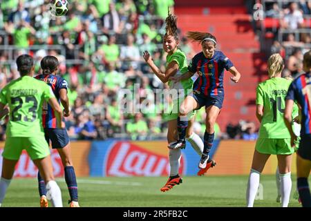 Eindhoven, Niederlande. 03. Juni 2023. Lena Oberdorf aus Wolfsburg und Aitana Bonmati aus Barcelona bildeten sich den Kampf um den Ball während eines Fußballspiels zwischen dem FC Barcelona Femeni und dem VFL Wolfsburg im Finale des UEFA Women's Champions League-Wettbewerbs 2022-2023 am Samstag, den 3. Juni 2023 in Eindhoven, Niederlande. Kredit: Sportpix/Alamy Live News Stockfoto