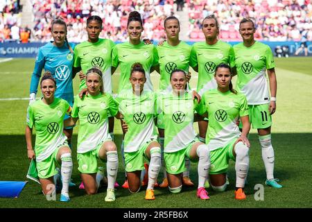 EINDHOVEN, NIEDERLANDE - JUNI 3: Merle Frohms of VfL Wolfsburg, Sveindis Jonsdottir of VfL Wolfsburg, Dominique Janssen of VfL Wolfsburg, Lynn Wilms of VfL Wolfsburg, Jill Roord of VfL Wolfsburg, Alexandra Popp of VfL L Wolfsburg, Vfena L Wolfsburg, Vfena L Wolfsburg, Vfburg, Vfena L L Wolfsburg, Vfena L, Vffsburg, Vfena L L L Wolfsburg, Vfburg, Vfena L L, Vffsburg, Vff Svenja Huth vom VfL Wolfsburg und Felicitas Rauch vom VfL Wolfsburg posieren beim Finale der UEFA Women's Champions League zwischen dem FC Barcelona und dem VfL Wolfsburg am 3. Juni 2023 im PSV-Stadion in Eindhoven, Niederlande (Foto von Andre Weening/Orange Stockfoto