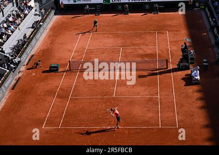 Paris, Frankreich. 02. Juni 2023. Allgemeine Darstellung auf dem zentralen Mittelplatz Philippe Chatrier während des Grand-Slam-Tennisturniers der French Open am 2. Juni 2023 im Roland-Garros-Stadion in Paris, Frankreich. Kredit: Victor Joly/Alamy Live News Stockfoto