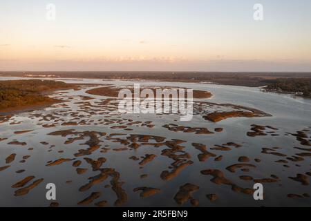 Sonnenuntergang auf Pinckney Island, einem kleinen Naturschutzgebiet in South Carolina. Stockfoto