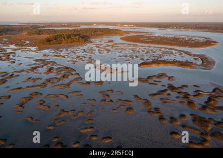 Sonnenuntergang auf Pinckney Island, einem kleinen Naturschutzgebiet in South Carolina. Stockfoto