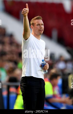 Eindhoven, Niederlande. 03. Juni 2023. Fußball, Frauen: Champions League, FC Barcelona - VfL Wolfsburg, Knockout-Runde, Finale, Philips Stadium. Daumen hoch von Wolfsburg Coach Tommy Stroot Credit: Swen Pförtner/dpa/Alamy Live News Stockfoto