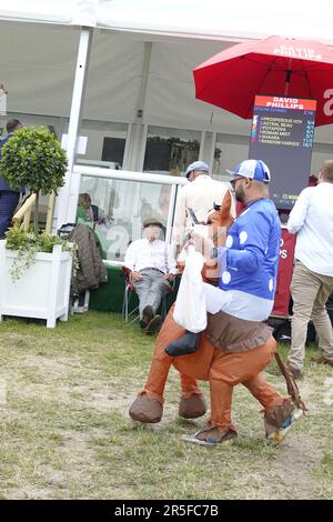 Epsom, Surrey, Großbritannien. 3. Juni 2023. Szenen am Derby Day, während des Betfred Derby Festivals, hier: Ein „Over the Top“-Mad-Cap-Zuschauer Credit: Motofoto/Alamy Live News Stockfoto