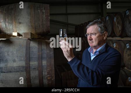 Anthony Wills Gründer und Geschäftsführer der Kilchoman-Brennerei Islay, Schottland Stockfoto