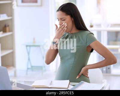 Müde, Geschäftsfrau und schwanger mit Gähnen und Müdigkeit von der Büroarbeit. Schwangerschaft, Arbeitnehmerin und Mutterschaft einer erschöpften und Stockfoto
