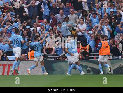 Ilkay Gundogan von Manchester City (3. links) feiert mit seinen Teamkollegen, nachdem er während des Endes des Emirates FA Cup im Wembley Stadium, London, das zweite Tor seiner Mannschaft erzielt hat. Foto: Samstag, 3. Juni 2023. Stockfoto