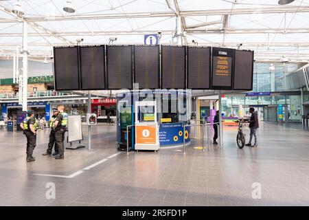 Manchester, Großbritannien. 03. Juni 2023. ASLEF-ZUGSTREIK Manchester UK 3. vom Juni 2023. Zugstreik der ASLEF ("TRAIN DRIVERS' UNION"). An beiden großen Bahnhöfen in Manchester (Piccadilly und Victoria) gab es Schlangen, die den Zug nach und von Manchester verhinderten. An dem Tag, an dem Elton John und die Artic Monkeys große Popkonzerte in der Stadt sahen, und an dem Fans nach London für das FA-Pokalfinale reisten. Kredit: GaryRobertsphotography/Alamy Live News Stockfoto