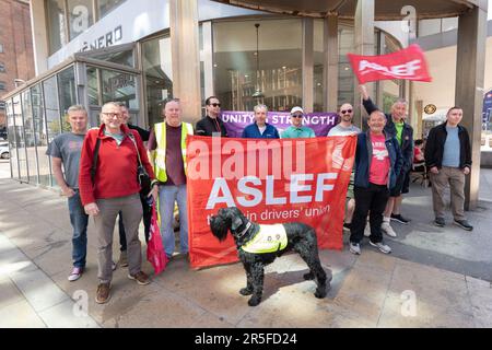 Manchester, Großbritannien. 03. Juni 2023. Picket Line vor dem Bahnhof Manchester Piccadilly. ASLEF-ZUGSTREIK Manchester UK 3. vom Juni 2023. Zugstreik der ASLEF ("TRAIN DRIVERS' UNION"). An beiden großen Bahnhöfen in Manchester (Piccadilly und Victoria) gab es Schlangen, die den Zug nach und von Manchester verhinderten. An dem Tag, an dem Elton John und die Artic Monkeys große Popkonzerte in der Stadt sahen, und an dem Fans nach London für das FA-Pokalfinale reisten. Kredit: GaryRobertsphotography/Alamy Live News Stockfoto