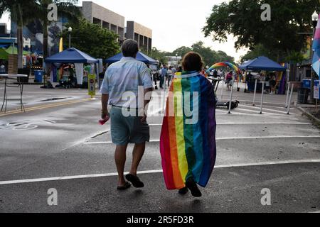 St. Petersburg, Florida, USA. 2. Juni 2023. Ein Vater begleitet seinen neuen Transsexuellen-Teenager zu einer Blockparty zur St. Petersburgs Pride Month. (Kreditbild: © Robin Rayne/ZUMA Press Wire) NUR REDAKTIONELLE VERWENDUNG! Nicht für den kommerziellen GEBRAUCH! Stockfoto