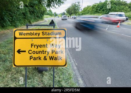 FA Cup Final Parking, Wembley, Großbritannien. 3. Juni 2023 Da die Zugverkehrsdienste stark eingeschränkt sind und in einigen Bereichen überhaupt nicht funktionieren, streiken die Mitglieder der Triebfahrzeuggewerkschaft Aslef in ihrem seit langem bestehenden Streit über die Lohn- und Arbeitsbedingungen. Tausende von Fans von Manchester United und Manchester City, die das erste Manchester-Finale in der Geschichte des FA Cup im Wembley-Stadion antreten, müssen nach Wembley fahren und £25 Dollar für einen Parkplatz im örtlichen Naturschutzgebiet Fryent Country Park und einen Spaziergang zum Nationalstadion zahlen. Foto: Amanda Rose/Alamy Live News Stockfoto