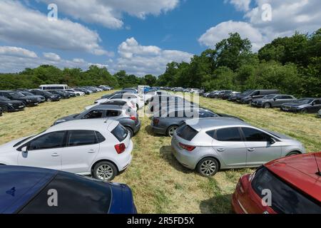 FA Cup Final Parking, Wembley, Großbritannien. 3. Juni 2023 Da die Zugverkehrsdienste stark eingeschränkt sind und in einigen Bereichen überhaupt nicht funktionieren, streiken die Mitglieder der Triebfahrzeuggewerkschaft Aslef in ihrem seit langem bestehenden Streit über die Lohn- und Arbeitsbedingungen. Tausende von Fans von Manchester United und Manchester City, die das erste Manchester-Finale in der Geschichte des FA Cup im Wembley-Stadion antreten, müssen nach Wembley fahren und £25 Dollar für einen Parkplatz im örtlichen Naturschutzgebiet Fryent Country Park und einen Spaziergang zum Nationalstadion zahlen. Foto: Amanda Rose/Alamy Live News Stockfoto