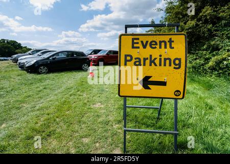 FA Cup Final Parking, Wembley, Großbritannien. 3. Juni 2023 Da die Zugverkehrsdienste stark eingeschränkt sind und in einigen Bereichen überhaupt nicht funktionieren, streiken die Mitglieder der Triebfahrzeuggewerkschaft Aslef in ihrem seit langem bestehenden Streit über die Lohn- und Arbeitsbedingungen. Tausende von Fans von Manchester United und Manchester City, die das erste Manchester-Finale in der Geschichte des FA Cup im Wembley-Stadion antreten, müssen nach Wembley fahren und £25 Dollar für einen Parkplatz im örtlichen Naturschutzgebiet Fryent Country Park und einen Spaziergang zum Nationalstadion zahlen. Foto: Amanda Rose/Alamy Live News Stockfoto