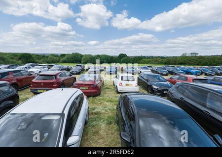 FA Cup Final Parking, Wembley, Großbritannien. 3. Juni 2023 Da die Zugverkehrsdienste stark eingeschränkt sind und in einigen Bereichen überhaupt nicht funktionieren, streiken die Mitglieder der Triebfahrzeuggewerkschaft Aslef in ihrem seit langem bestehenden Streit über die Lohn- und Arbeitsbedingungen. Tausende von Fans von Manchester United und Manchester City, die das erste Manchester-Finale in der Geschichte des FA Cup im Wembley-Stadion antreten, müssen nach Wembley fahren und £25 Dollar für einen Parkplatz im örtlichen Naturschutzgebiet Fryent Country Park und einen Spaziergang zum Nationalstadion zahlen. Foto: Amanda Rose/Alamy Live News Stockfoto