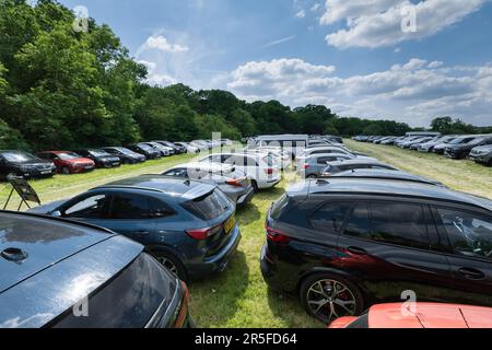 FA Cup Final Parking, Wembley, Großbritannien. 3. Juni 2023 Da die Zugverkehrsdienste stark eingeschränkt sind und in einigen Bereichen überhaupt nicht funktionieren, streiken die Mitglieder der Triebfahrzeuggewerkschaft Aslef in ihrem seit langem bestehenden Streit über die Lohn- und Arbeitsbedingungen. Tausende von Fans von Manchester United und Manchester City, die das erste Manchester-Finale in der Geschichte des FA Cup im Wembley-Stadion antreten, müssen nach Wembley fahren und £25 Dollar für einen Parkplatz im örtlichen Naturschutzgebiet Fryent Country Park und einen Spaziergang zum Nationalstadion zahlen. Foto: Amanda Rose/Alamy Live News Stockfoto