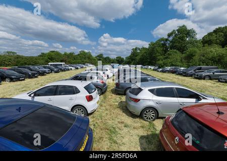 FA Cup Final Parking, Wembley, Großbritannien. 3. Juni 2023 Da die Zugverkehrsdienste stark eingeschränkt sind und in einigen Bereichen überhaupt nicht funktionieren, streiken die Mitglieder der Triebfahrzeuggewerkschaft Aslef in ihrem seit langem bestehenden Streit über die Lohn- und Arbeitsbedingungen. Tausende von Fans von Manchester United und Manchester City, die das erste Manchester-Finale in der Geschichte des FA Cup im Wembley-Stadion antreten, müssen nach Wembley fahren und £25 Dollar für einen Parkplatz im örtlichen Naturschutzgebiet Fryent Country Park und einen Spaziergang zum Nationalstadion zahlen. Foto: Amanda Rose/Alamy Live News Stockfoto