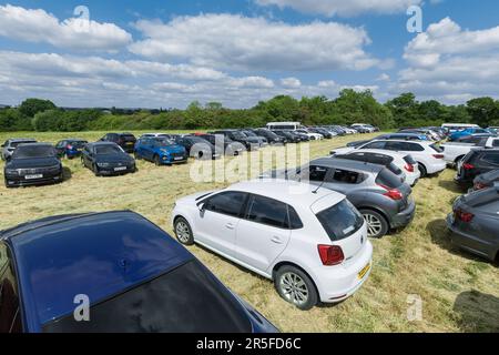 FA Cup Final Parking, Wembley, Großbritannien. 3. Juni 2023 Da die Zugverkehrsdienste stark eingeschränkt sind und in einigen Bereichen überhaupt nicht funktionieren, streiken die Mitglieder der Triebfahrzeuggewerkschaft Aslef in ihrem seit langem bestehenden Streit über die Lohn- und Arbeitsbedingungen. Tausende von Fans von Manchester United und Manchester City, die das erste Manchester-Finale in der Geschichte des FA Cup im Wembley-Stadion antreten, müssen nach Wembley fahren und £25 Dollar für einen Parkplatz im örtlichen Naturschutzgebiet Fryent Country Park und einen Spaziergang zum Nationalstadion zahlen. Foto: Amanda Rose/Alamy Live News Stockfoto