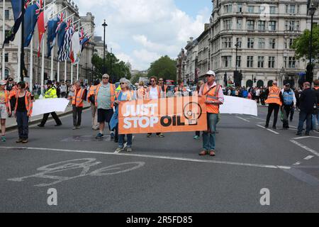 London, Großbritannien. 03. Juni 2023 Just Stop Oil-Anhänger protestieren, während sie ihren langsamen marsch in Zentral-London fortsetzen und ein Ende aller neuen Öl-, Gas- und Kohleprojekte im Vereinigten Königreich fordern. Kredit: Waldemar Sikora/Alamy Live News Stockfoto