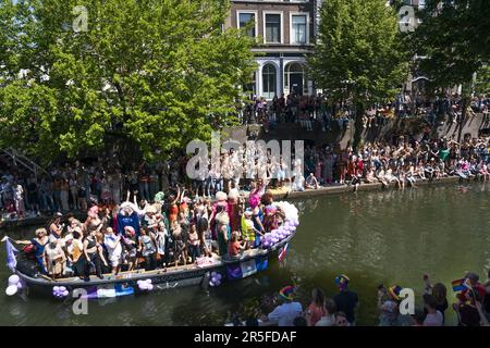 UTRECHT - Teilnehmer an der Utrecht Pride Boat Parade winken den Zuschauern zu. Die Organisation der jährlichen Veranstaltung hat das Hauptziel, die Sichtbarkeit von LGBTIQ+-Organisationen zu erhöhen. ANP JEROEN JUMELET niederlande raus - belgien raus Stockfoto
