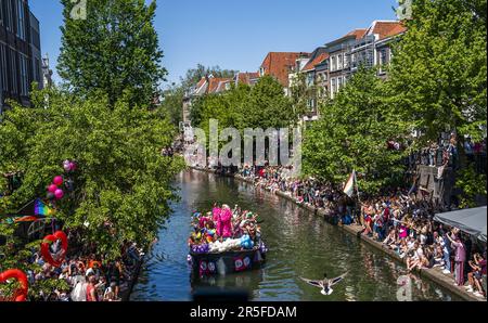 UTRECHT - Teilnehmer an der Utrecht Pride Boat Parade winken den Zuschauern zu. Die Organisation der jährlichen Veranstaltung hat das Hauptziel, die Sichtbarkeit von LGBTIQ+-Organisationen zu erhöhen. ANP JEROEN JUMELET niederlande raus - belgien raus Stockfoto