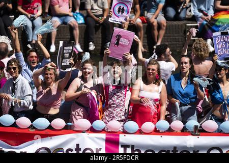 UTRECHT - Teilnehmer an der Utrecht Pride Boat Parade winken den Zuschauern zu. Die Organisation der jährlichen Veranstaltung hat das Hauptziel, die Sichtbarkeit von LGBTIQ+-Organisationen zu erhöhen. ANP JEROEN JUMELET niederlande raus - belgien raus Stockfoto