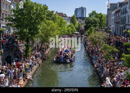 UTRECHT - Teilnehmer an der Utrecht Pride Boat Parade winken den Zuschauern zu. Die Organisation der jährlichen Veranstaltung hat das Hauptziel, die Sichtbarkeit von LGBTIQ+-Organisationen zu erhöhen. ANP JEROEN JUMELET niederlande raus - belgien raus Stockfoto