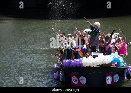 UTRECHT - Teilnehmer an der Utrecht Pride Boat Parade winken den Zuschauern zu. Die Organisation der jährlichen Veranstaltung hat das Hauptziel, die Sichtbarkeit von LGBTIQ+-Organisationen zu erhöhen. ANP JEROEN JUMELET niederlande raus - belgien raus Stockfoto