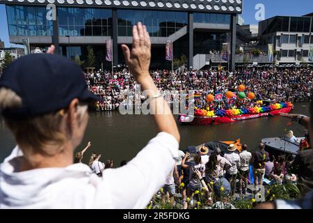 UTRECHT - Teilnehmer an der Utrecht Pride Boat Parade winken den Zuschauern zu. Die Organisation der jährlichen Veranstaltung hat das Hauptziel, die Sichtbarkeit von LGBTIQ+-Organisationen zu erhöhen. ANP JEROEN JUMELET niederlande raus - belgien raus Stockfoto