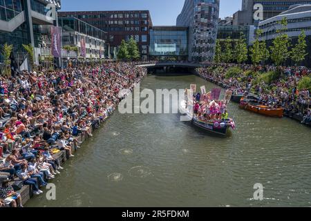 UTRECHT - Teilnehmer an der Utrecht Pride Boat Parade winken den Zuschauern zu. Die Organisation der jährlichen Veranstaltung hat das Hauptziel, die Sichtbarkeit von LGBTIQ+-Organisationen zu erhöhen. ANP JEROEN JUMELET niederlande raus - belgien raus Stockfoto